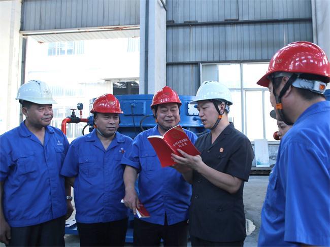 1市中院民二庭庭长孙宪腾深入企业宣讲.jpg