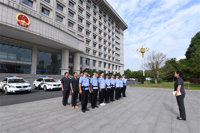 1市法院执行干警集结出发.jpg