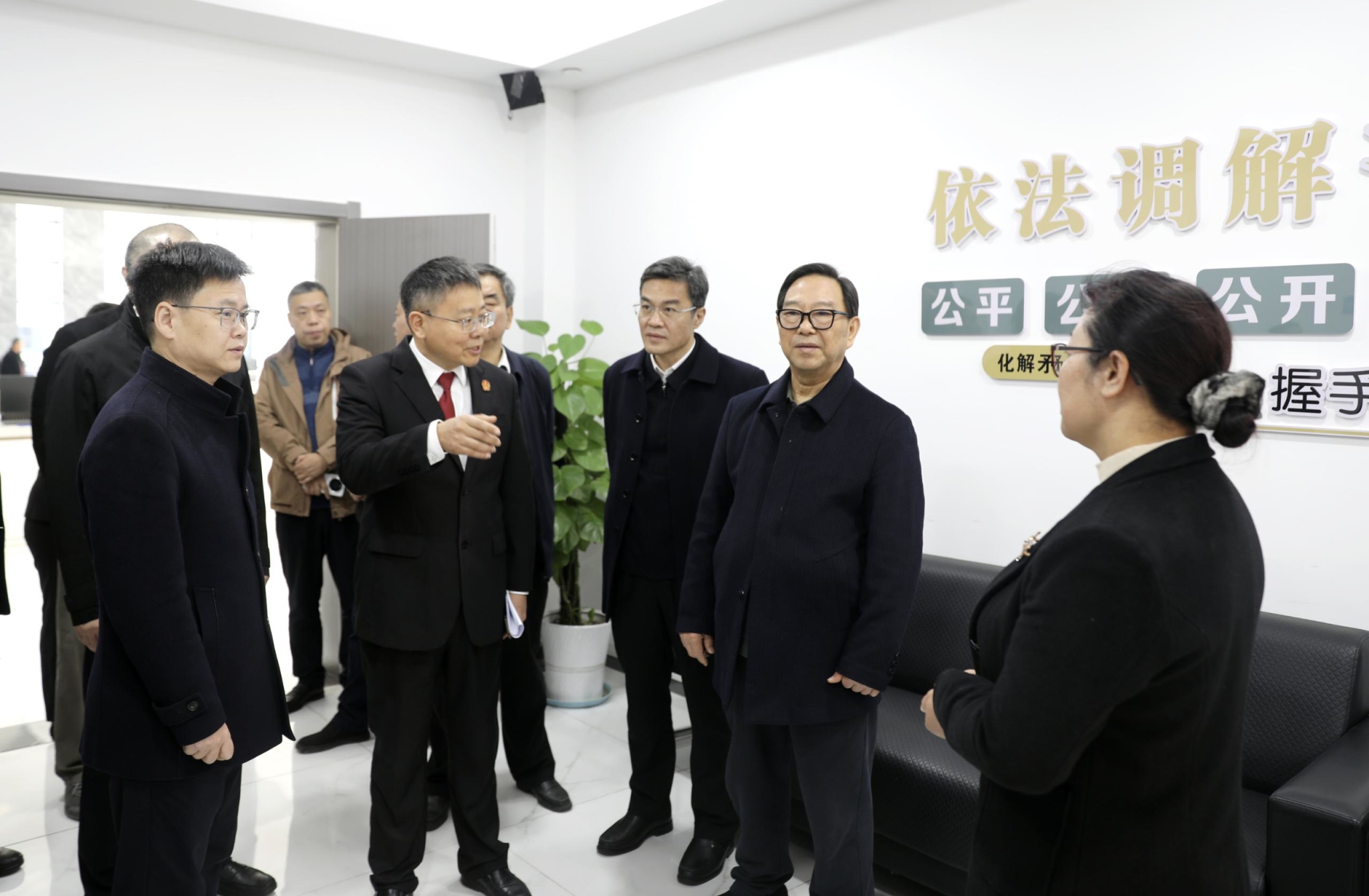 省法院咨询委来淮调研综治中心规范化建设工作