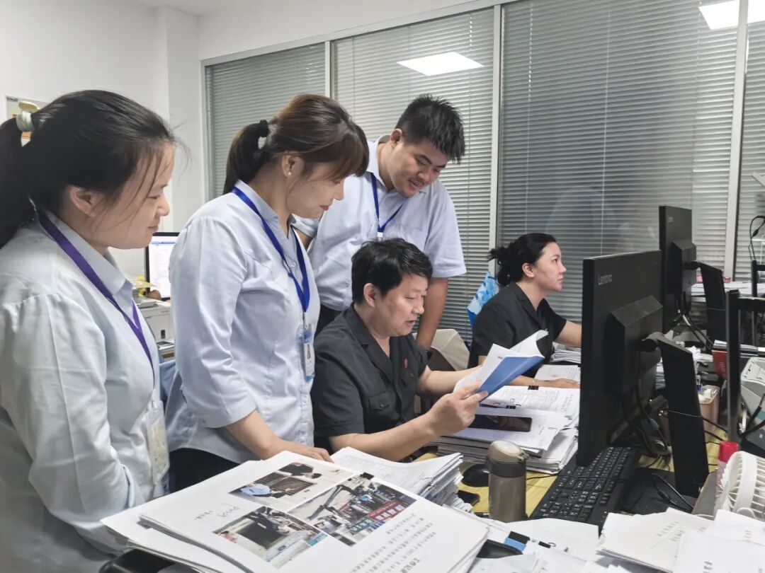 商事金融协同治理中心工作人员为金融机构人员讲解工作流程并提出建议.jpg
